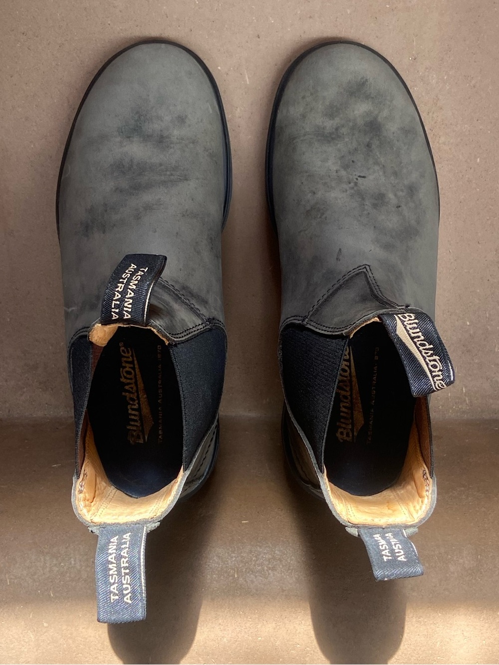 Blundstone Men’s 8.5 Chelsea Boots in Grey, Rustic Black with Black Elastic - Picture 3 of 12